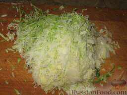 Летнее овощное рагу с курицей: Очень мелко нашинкуем капусту, посолим ее и выложим сверху на курицу с овощами.