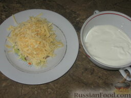 Летнее овощное рагу с курицей: Смешаем тертый сыр со сметаной и польем этой смесью капусту.