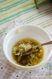 Рисовая запеканка с мясом и овощами: Налил в блюдце оливковое масло.  Высыпал в него порошок из трав и пропущенный через чесночницу чеснок. Пусть масло пока постоит, насытится ароматом.