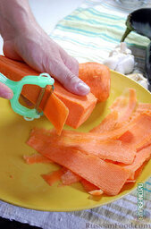 Рисовая запеканка с мясом и овощами: Морковку я нарезал овощечисткой, получились очень тонкие и гибкие пластинки.