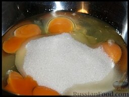 Пирог "Зебра". Мой самый любимый!: Как приготовить пирог «Зебра»:  Яйца взбить с сахаром до белой пены.