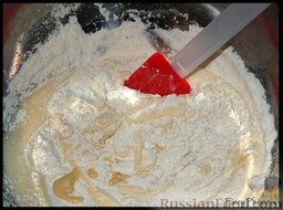 Пирог "Зебра". Мой самый любимый!: Добавить просеянную муку, соду, растопленное остывшее сливочное масло, сметану и тщательно перемешать (лучше миксером).