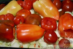 Икра овощная (кабачковая) без хлопот: Как приготовить кабачковую икру:    Овощи вымыть, очистить, нарезать произвольно (морковь - кружочками, лук - кольцами). Перец очистить от семян, у томатов вырезать место плодоножки.    Выкладываем овощи в глубокую форму в такой последовательности: лук, морковь, кабачки. Полить растительным маслом, немного посолить. Сверху выкладываем целые перцы и помидоры.