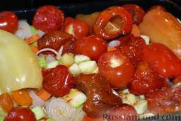 Икра овощная (кабачковая) без хлопот: Запекаем в духовке при 190 градусах час-полтора. В процессе запекания нужно овощи перемешать. Перец и помидоры отодвигаем в сторону, а овощи перемешиваем ложкой снизу вверх.