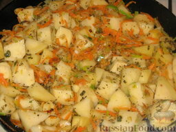 Печень с овощами в горшочках: На масле обжариваем лук 3 минуты, добавляем к нему сельдерей, морковь и лук-порей и, помешивая, жарим 5 минут. Потом вкидываем картофель и жарим до 7 минут.