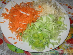 Щука с овощами: Морковь, сельдерей и корешок лука-порея очистим. Морковь и сельдерей потрем на крупной терке, а лук порежем полукольцами. Овощей должно быть приблизительно одинаковое количество. На растительном масле пассируем овощи до мягкости, солим их и перчим по вкусу, добавляем 100мл воды, выкладываем сверху жареную щуку и даем потушиться ей с овощами 10-15 минут на маленьком огне под крышкой.