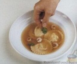 Суп с равиолли: 5. Подавать суп с целыми креветками и листочками кинзы.