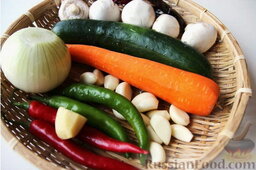 Дакжим (курица с овощами по-корейски): Подготовить овощи:  3 очищенных средних картофеля нарезать кусочками по 3 см, 1 среднюю морковь нарезать тонкими кружочками по 3 мм.  Нарезать 1 средний лук. Мелко нарезать 1 красный перец чили и 2 зеленых перца чили.  Нарезать шампиньоны (объемом примерно стакан). Нарезать 5-7 стеблей зеленого лука кусочками по 4-5 см. Белую часть зеленого лука тонко нарежьте продольно и замочите в воде минут на 10.