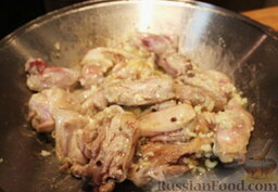 Дакжим (курица с овощами по-корейски): Добавить курицу. (Чтобы не обжечься горячим маслом, укладывайте кусочки курицы с краю сковороды, а потом продвигайте к центру деревянной ложкой.)  Перемешать курицу деревянной ложкой несколько раз. Пусть готовится с открытой крышкой 3-5 минут.  Перевернуть курицу, быстро перемешать и пусть она жарится с открытой крышкой еще 3-5 минут.  Добавить измельченный чеснок и имбирь, перемешивать около минуты.