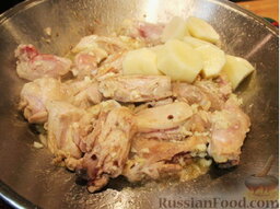 Дакжим (курица с овощами по-корейски): Добавить нарезанный кусочками картофель, соус и 2,5-3 стакана воды. Готовить 10 минут на сильном огне с закрытой крышкой.