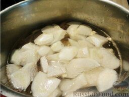 Суп из сушеной рыбы по-корейски (букогук): Нагрейте кастрюлю и добавьте 1 ст. л. кунжутного масла (я добавляла обычного растительного).  Добавьте полоски сухой рыбы и измельченный чеснок в кастрюлю и мешайте в течение 30 секунд деревянной ложкой.  После добавьте воду и редис.
