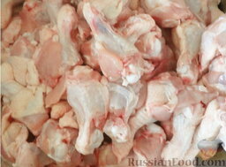 Куриные крылышки по-корейски (Дакбоккымтан): Промойте и высушите куриные крылышки (или бедрышки).