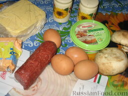 Яичница в корзинках: Как приготовить яичницу с колбасой:  Шампиньоны вытираем влажной салфеткой.Колбасу режем тонкими кружочками.