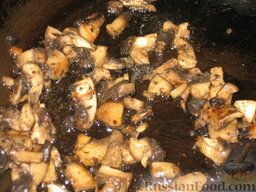Яичница в корзинках: Мелко порезанные грибы обжариваем несколько минут на разогретом масле. Солим и перчим.