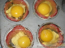 Яичница в корзинках: Вбиваем осторожно, чтобы не повредить желток, в каждую форму по 1 яйцу. Ставим в разогретую до 200 градусов духовку.