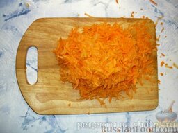 Икра кабачковая: Пока кабачок варится, подготавливаем остальные овощи. Морковь чистим и трем на крупной терке.