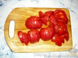 Икра кабачковая: Помидоры режем кусочками. При желании помидоры можно очистить от шкуры.