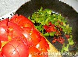 Икра кабачковая: Болгарский и острый перец так же спассеровать с добавлением растительного масла. Затем добавить помидоры и томатную пасту. Затем добавляем порезанный чеснок.