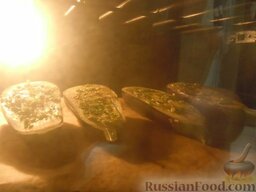 Баклажанная икра: И запекаем баклажаны в горячей духовке при 200 градусах Цельсия 20-30 минут.
