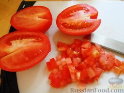 Баклажанная икра: Между тем очищаем помидоры от плодоножек, затем режем помидоры на маленькие кубики. Режем мелко 4-5 веточек петрушки.