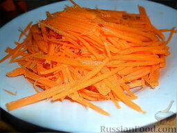 Огурцы по-корейски (кимчи из огурцов или веча): Морковь трем соломкой на специальной терке.
