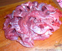 Огурцы по-корейски (кимчи из огурцов или веча): Мясо режем полосками средней длины.