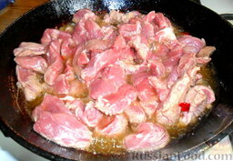 Огурцы по-корейски (кимчи из огурцов или веча): Нагреваем сковороду или вок, наливаем масло и бросаем перец чили. Обжариваем его буквально 10-15 секунд и сразу кладем мясо. Добавляем к нему соевый соус - 5 столовых ложек.