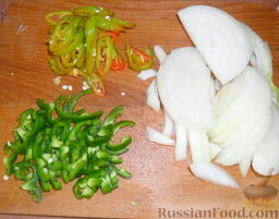 Огурцы по-корейски (кимчи из огурцов или веча): Пока жарится мясо, мы подготовим  другие овощи. Нарежем головку лука, один стручковый перец и один болгарский перец.