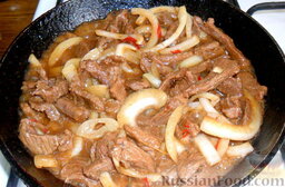 Огурцы по-корейски (кимчи из огурцов или веча): После того, как мясо обжарится минут 10, добавьте к нему лук и жарьте еще 3-5 минут.