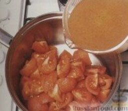 Томатный суп-пюре с гренками: Как приготовить томатный суп-пюре:  1. Помидоры бланшировать в кипятке в течение около 30 секунд, затем достать из воды, сделать надрезы и снять шкурку. Порезать помидоры на четвертинки и сложить в кастрюлю, залить бульоном и оставить на сильный огонь. Довести массу до кипения, затем уменьшить огонь и варить около 10 минут.   2. Затем добавит в суп томатную пасту, уксус, коричневый сахар и горсть базилика. Посолить и поперчить по вкусу. Пюрировать суп в блендере или кухонном процессоре (пульсировать попорционно, в зависимости от емкости процессора). Снова вылить пюреобразную массу в кастрюлю и подогреть томатный суп-пюре на среднем огне.