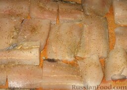 Судак под овощами: Как приготовить судака под овощами:    Рыбу моем, обсушиваем и режем на кусочки. Сбрызнем рыбу лимонным  соком, смажем растительным маслом, приправим и посолим. Оставим ее так на 15 минут.  Очистим лук и морковь. Молодой кабачок не чистим. Лук порежем полукольцами, а морковь и кабачок натрем на крупной терке.