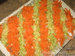 Судак под овощами: Потом косыми полосками, чередуя, выложим кабачок и морковь. Посолим.