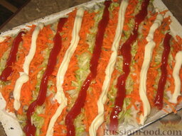 Судак под овощами: На морковь выдавим полоски майонеза, а на кабачок – кетчуп. Ставим противень с судаком под овощами в духовку, разогретую до 180 градусов на 30 минут.