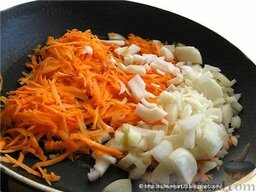 Кабачковая икра: Как приготовить кабачковую икру:    Лук мелко нарезала, морковь натерла на крупной терке.