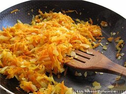 Кабачковая икра: Спассеровала лук и морковь на минимальном количестве растительного масла, чуть-чуть добавив водички.
