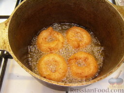 Творожные бублики (пончики): Поджариваем творожные пончики с двух сторон до золотистого цвета (пончики жарятся быстро).