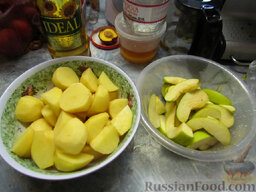 Шурпа под дождём :): Дальше готовим тяжелую артиллерию - картоплю и яблоки режем крупными дольками.