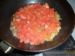 Фетучини с фрикадельками: Добавляем помидоры к луку.