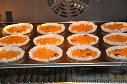 Морковные кексы: ...и в духовку.