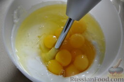 Творожный торт "Зебра": Готовим сырную массу:    Нагреть духовку до 140 градусов. На дно духовки поставить емкость с горячей водой. Это необходимо для создания влажной среды, оптимальной для выпечки торта.    Осторожно размешать, не взбивая, сыр, сахар и яйца до образования однородной массы. Когда я начала разбивать яйца, я обнаружила в каждом по два желтка. Так что не удивляйтесь, что их так много :))