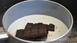 Творожный торт "Зебра": Черный шоколад - все то же самое, растопить черный шоколад со сливками, затем растворимый кофе добавить в горячий шоколад и  перемешать со второй половиной сырной массы.
