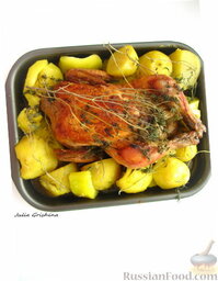 Курочка с кабачками, картофелем и тимьяном: Курица нужна весом 1,3-1,5 кг, чтобы прожарилась лучше, но и не пересохла в духовке.