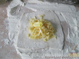 Хачапури по-грузински (традиционные): Слоёное тесто разделить на ровные квадраты и раскатать. На середину квадрата выложить сыр и сливочное масло.