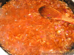 Утка по-бордоски: На оставшемся жире слегка потушить овощи с томатным соусом. Добавить десертное вино и уварить, т.е. потушить минут 15, помешивая. Посолить и поперчить.
