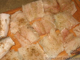 Рыба в кабачке: Полученное филе посолить, поперчить и приправить. Обвалять рыбу в муке и обжарить на растительном масле.