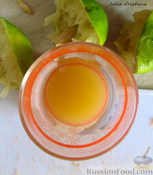 Севиче из форели с чили и лаймом: 2. Отжать сок из лаймов и половины апельсина. Вылить в миску с рыбой.