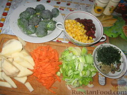 Овощной суп с индейкой: Картофель режем брусочками. Лук-порей – полуколечками, а морковь  - соломкой. Отцедим от жидкости кукурузу и фасоль. Вкидываем в бульон картофель и варим его 10 минут.