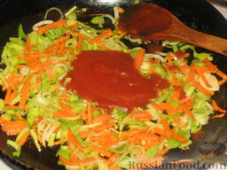 Овощной суп с индейкой: В сковороде разогреваем масло и обжариваем на нем морковь до подрумянивания. Добавляем лук-порей и жарим, помешивая, 5 минут. Добавляем томатный соус и еще жарим все вместе 2 минуты. Подготовленные овощи выкладываем в бульон. Добавляем фасоль, кукурузу и брокколи. Солим, перчим и добавляем специи. Доводим овощной суп до кипения и варим 5 минут. В готовый суп добавляем зелень.