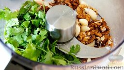 Аджика абхазская: В миску комбайна положить орехи, зелень, соль, чеснок.