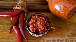 Аджика абхазская: Аджику абхазскую с орехом можно использовать или подавать к горячему с томатным соусом.